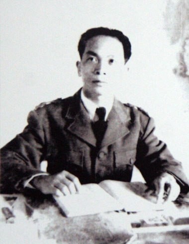 Năm 1948, ở tuổi 37, Võ Nguyên Giáp được phong quân hàm Đại tướng và trở thành Đại tướng đầu tiên của Quân đội nhân dân Việt Nam. Trong ảnh, Đại tướng Võ Nguyên Giáp làm việc tại chiến khu Việt Bắc năm 1949.